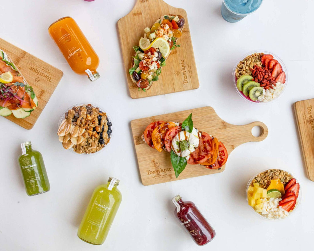 Toastique whole food breakfast options featuring gourmet toasts, açaí bowls with fresh fruit, and cold-pressed juices.