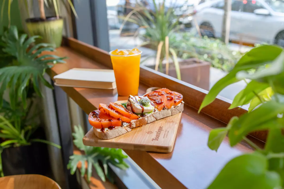 Healthy gourmet toasts, açaí bowls, smoothie bowls, and cold-pressed green juice served on wooden boards at Toastique Porter Ranch near Town Center